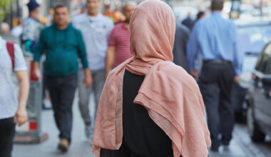 Junge Frau reißt Muslima das Kopftuch vom Kopf