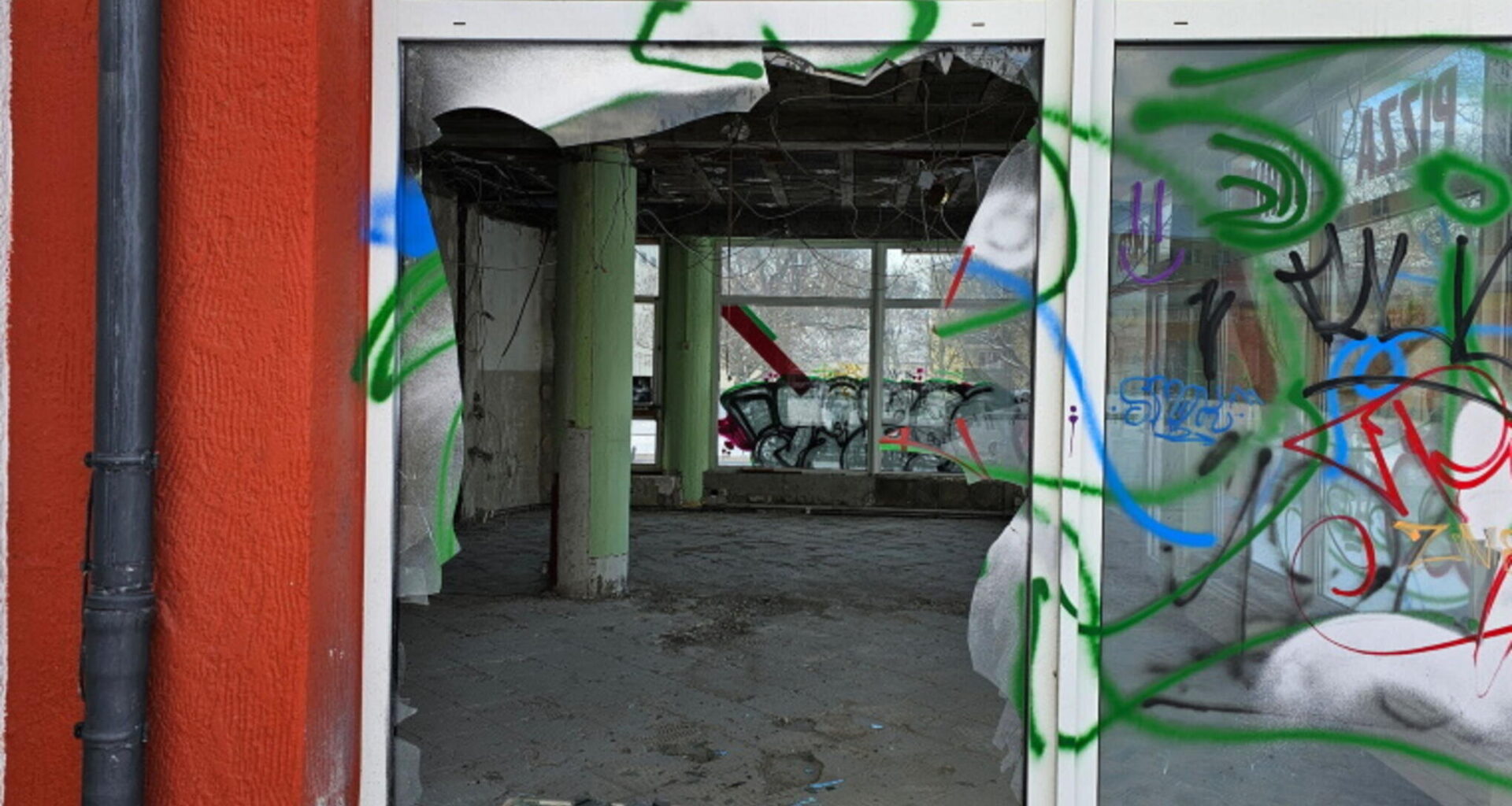 Scheibe von Geschäft in Chemnitz mit Pyrotechnik gesprengt