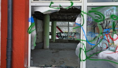 Scheibe von Geschäft in Chemnitz mit Pyrotechnik gesprengt