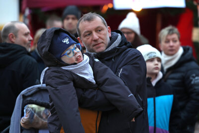 Toni mit seinem Vater Peter Münch bei einer Veranstaltung auf dem Markt in Glauchau.