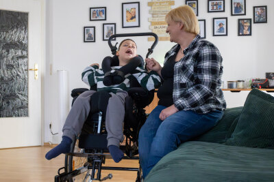 Trotz aller Einschränkungen hat Marlon immer Spaß mit seiner Mutter Tina Ruckriegel.