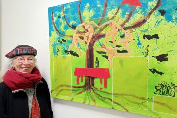 Dorfgalerie Auerswalde präsentiert neue Ausstellung: Malereien laden zur Midissage ein - Martina Schubert bei einer früheren Ausstellung.