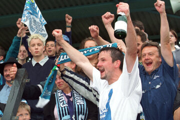 "Als der Meyer kam, hatte ich gar kein gutes Gefühl": CFC-Tausendsassa "Bitti" dient seit über 40 Jahren den Himmelblauen - 1999 feierte er mit den Himmelblauen den Aufstieg in die 2. Bundesliga. 