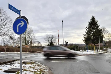 Diese Stadt investiert eine Million in Erhalt von Straßen - Die Bahnstraße fehlt auf der aktuellen Maßnahmenliste – diese soll 2029 oder 2030 im Zuge des Bahnübergang-Umbaus erneuert werden.