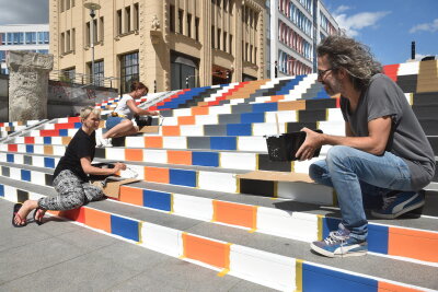 Neujahrsempfang im Zeichen des Ehrenamts: Chemnitz ehrt die stillen Heldinnen und Helden der Stadt - Jana Schneider und Daniel Dost beim bemalen der Treppe von der Augustusburger Straße zum Dresdner Platz.