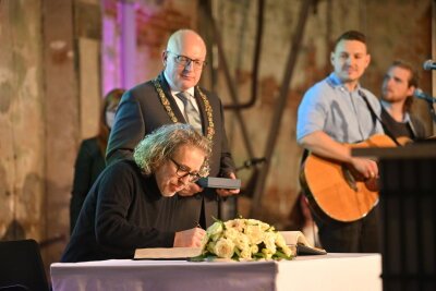 Neujahrsempfang im Zeichen des Ehrenamts: Chemnitz ehrt die stillen Heldinnen und Helden der Stadt - Für sein Engagement im Verein Buntmacher*innen e. V durfte sich Daniel Dost ins Goldene Buch der Stadt eintragen.