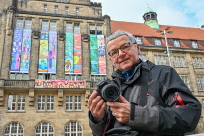 Neujahrsempfang im Zeichen des Ehrenamts: Chemnitz ehrt die stillen Heldinnen und Helden der Stadt - Gerald Richter erarbeitete mit Schülern aus verschiedenen Schulen der Stadt die Banner am Rathaus.