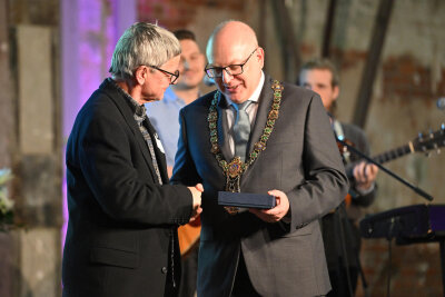 Neujahrsempfang im Zeichen des Ehrenamts: Chemnitz ehrt die stillen Heldinnen und Helden der Stadt - OB Sven Schulze bedankte sich bei Gerald Richter für dessen Engagement. Foto: Andreas Seidel