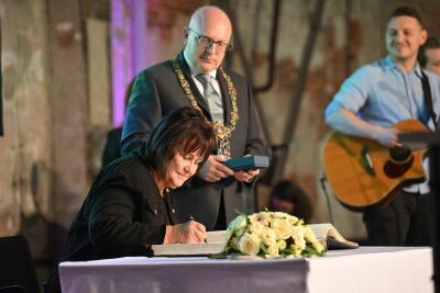 Neujahrsempfang im Zeichen des Ehrenamts: Chemnitz ehrt die stillen Heldinnen und Helden der Stadt - Kerstin Stopp und OB Sven Schulze.