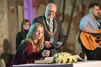 Neujahrsempfang im Zeichen des Ehrenamts: Chemnitz ehrt die stillen Heldinnen und Helden der Stadt - Feline Weltz und OB Sven Schulze.