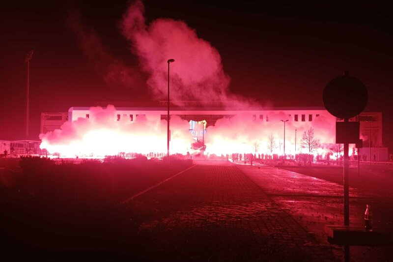 Fans huldigen den Himmelblauen mit doppelter Pyroshow!