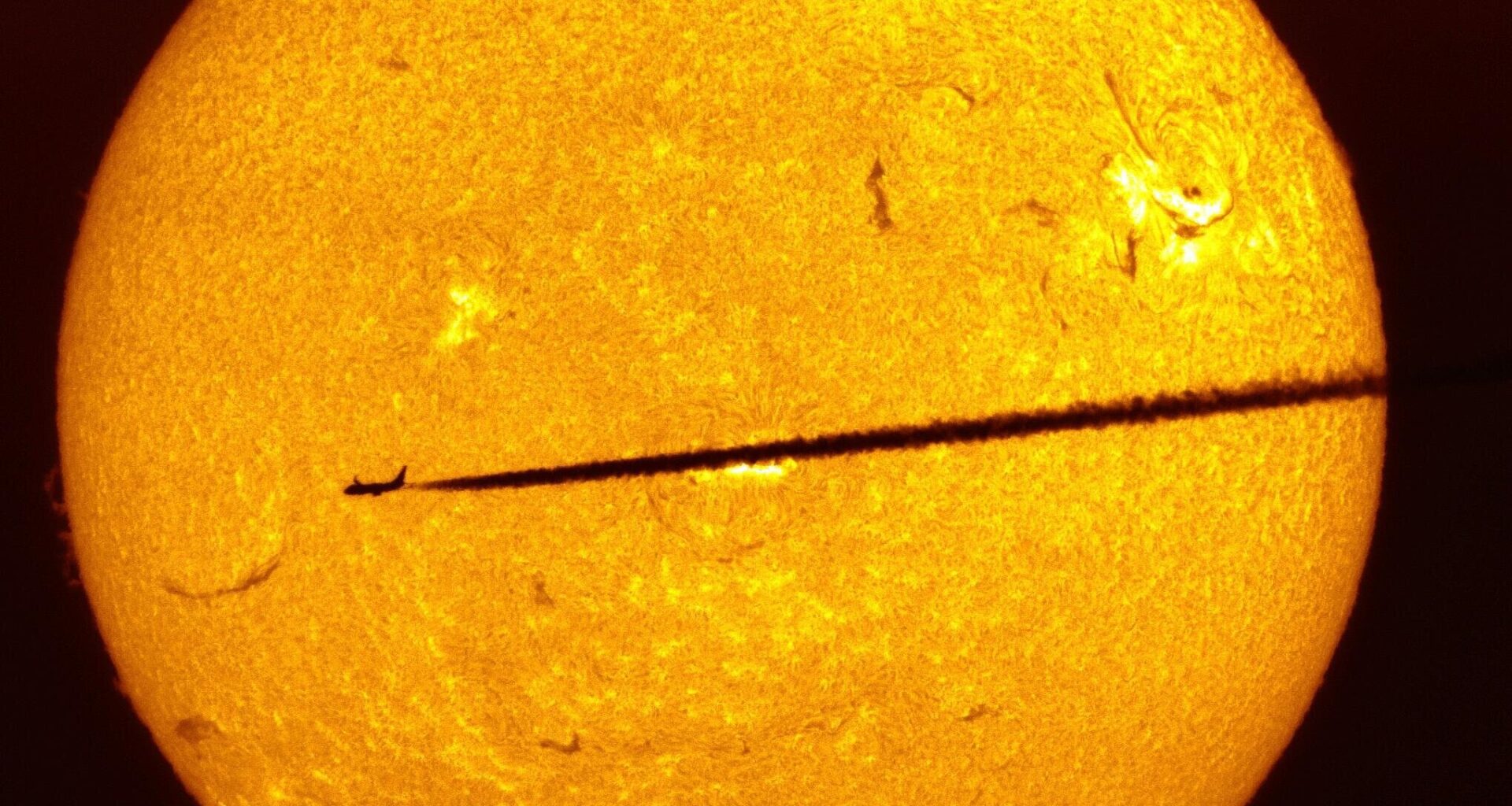 Flugzeug fliegt vor Sonne entlang