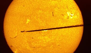 Flugzeug fliegt vor Sonne entlang