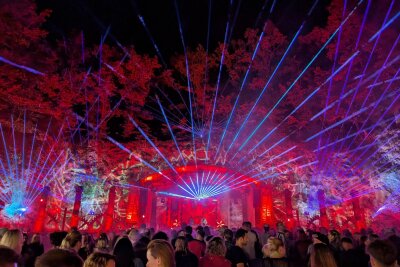 Brückensanierung und „Leuchtende Steine“ - Das Musik-Festival Leuchtende Steine lockt jedes Jahr viele Besucher in den Dittersdorfer Steinbruch.