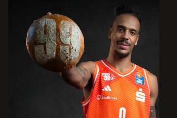 Basketball trifft Handwerk: Neues Niners-Brot kommt – Autogrammstunde mit dem Team geplant - Ab dem 5. Februar gibt es das neue Niners Brot bei Schäfers Backstube im Angebot. Auf dem Werbebanner präsentiert Topspieler Kevin Yebo das gut Stück.