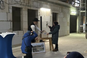 Der Rohbau steht: Chemnitz bekommt neue Sporthalle - Richtfest markiert Meilenstein für neue Sporthalle in Chemnitz. Im Bild: Kathleen Meinhold.