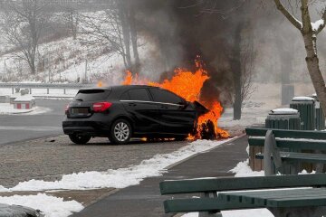 PKW-Brand auf Rastplatz: Feuerwehr löscht Mercedes auf der A4 - Ein PKW ist am Mittwochnachmittag auf der A4 bei Ohorn in Flammen aufgegangen.