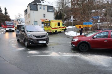 Verkehrsunfall in Bad Schlema: Dacia kollidiert mit Peugeot - An der Kreuzung Auer Straße/Hauptstraße ist es am Nachmittag zu einem Verkehrsunfall gekommen.