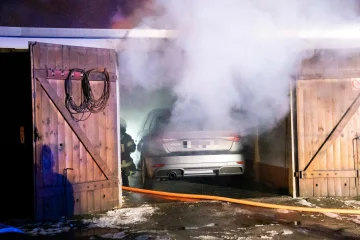 Garagenbrand im Erzgebirge: Feuerwehr verhindert Übergreifen - Am frühen Mittwochabend wurden Feuerwehr und Polizei nach Elterlein alarmiert.