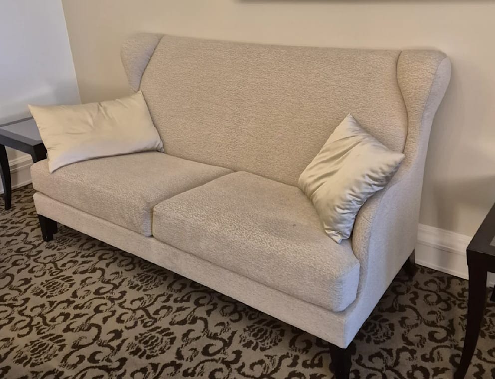 Zu kaufen für 399 Euro: ein klassisches, beigefarbenes Luxus-Sofa