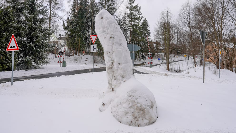 Nicht wirklich ein Schneemann. Aber besondere Teile der männlichen Anatomie wurden in Übergröße nachgebildet