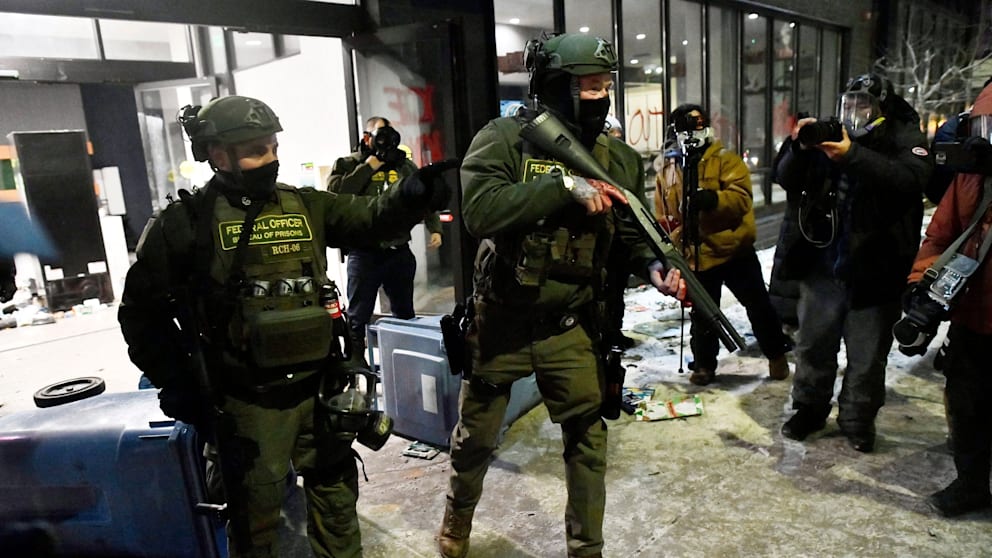 Bundesagenten drängen bei der „ICE OUT! Noise Demo“ am 25. Januar 2026 Demonstranten vor einem Hotel in Minneapolis zurück