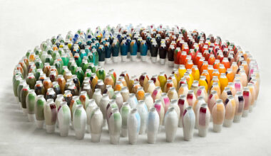 Gegen Pantones Trendfarbe „Cloud Dancer“ – die Designwelt dreht 2026 an den Farbreglern