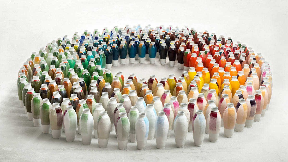 Gegen Pantones Trendfarbe „Cloud Dancer“ – die Designwelt dreht 2026 an den Farbreglern