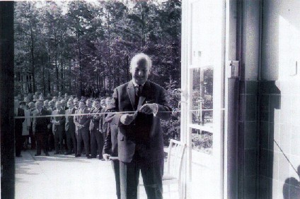 1965 hat Hartmann endlich ein richtiges Institutsgebäude am Dresdner Flughafen. Abb.: ZMD-Archiv