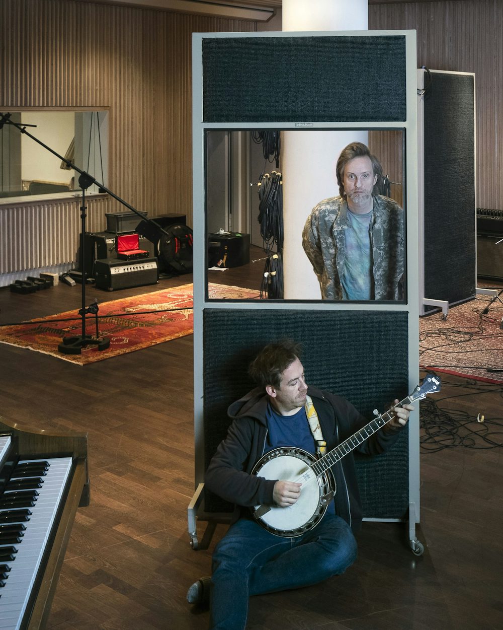 „Uwe“, das sind Uwe und Jansen. Dazu kommen noch der Schlagzeuger von Marteria und der Basssaxofonist von  Meute, und in ihrer Straße in Hamburg gehe noch  Bonez MC manchmal mit seinem Hund spazieren.