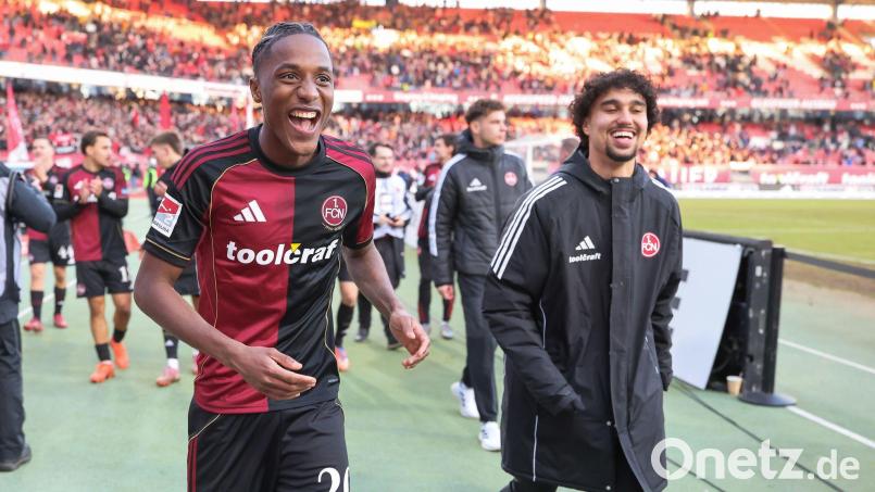 Muss den 1. FC Nürnberg nach nur einem halben Jahr wieder verlassen: Leihspieler Demba Diop (links). (Archivbild) Bild: Daniel Löb/dpa