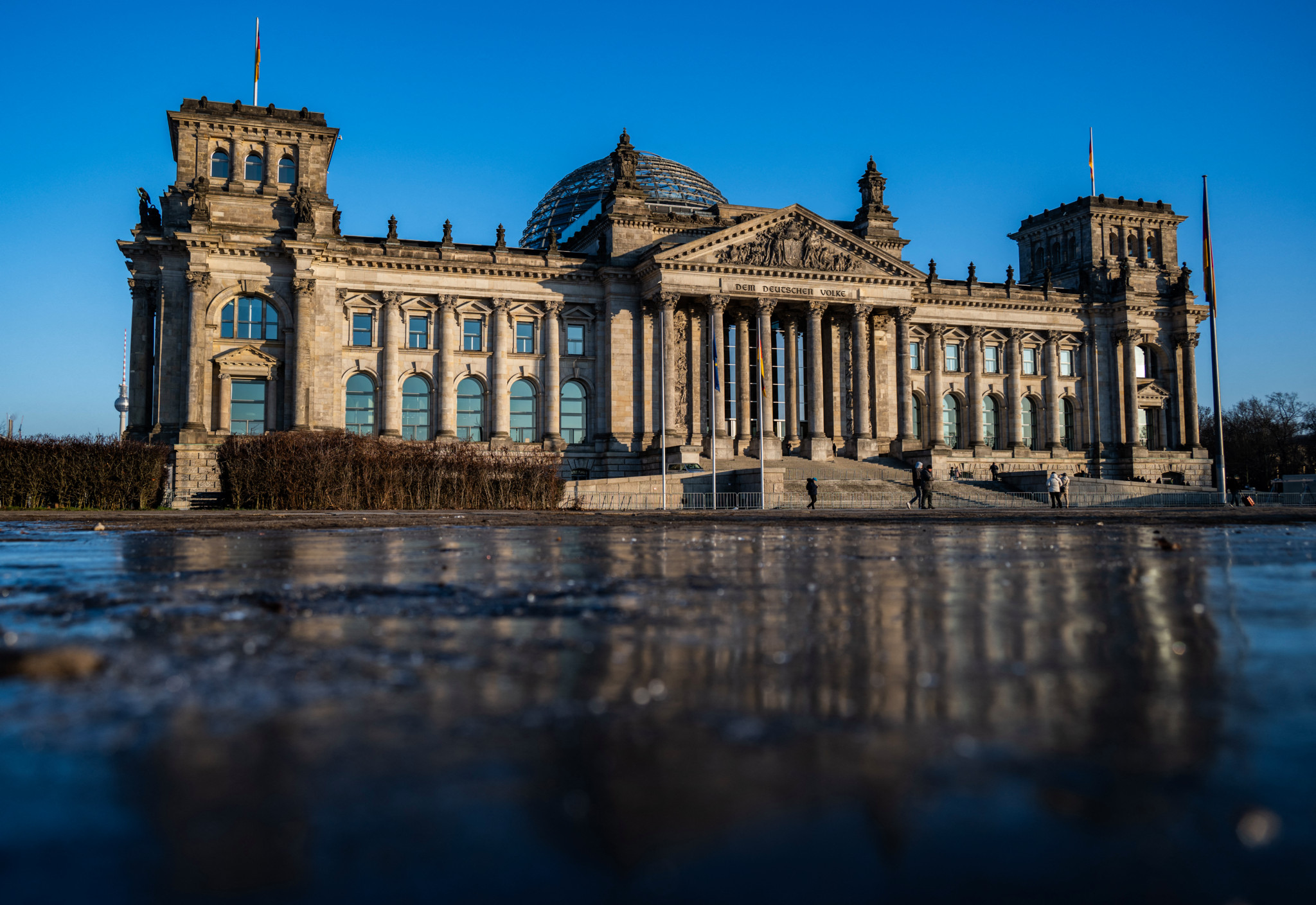 Der Reichstag in Berlin spiegelt sich in einer Eisschicht, aufgenommen am 21. Januar 2026.