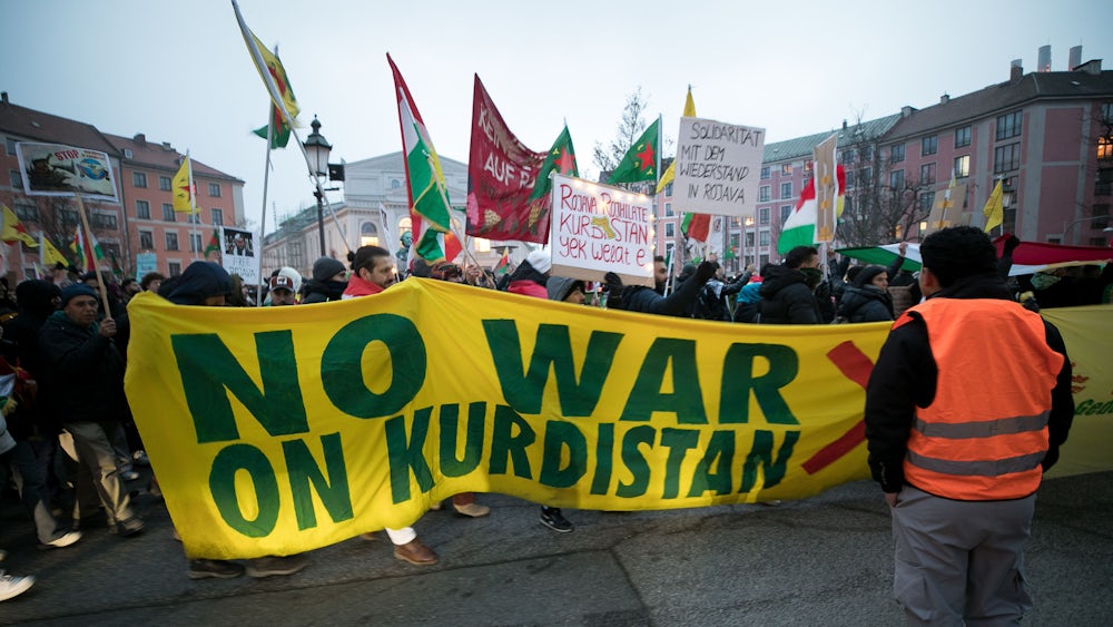 Demonstrierende fordern am Samstag in München ein Ende der Kämpfe in den kurdisch verwalteten Gebieten Nord- und Ostsyriens.