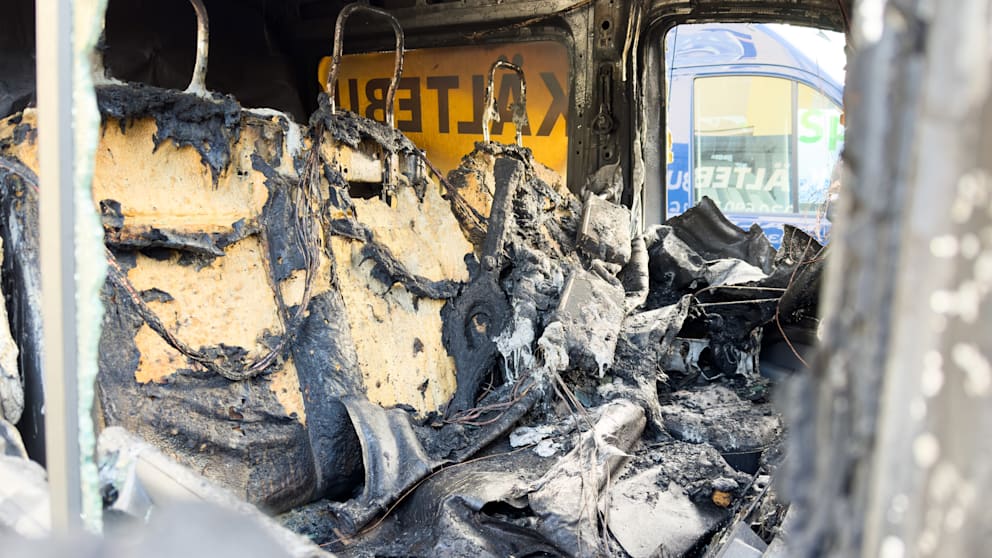 Nach dem ersten Brandanschlag ist ein Kältebus komplett ausgebrannt