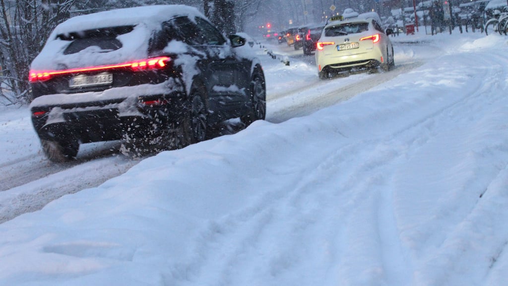 Der Wetterdienst warnt vor Neuschnee und Glätte am Freitag, durch den starken Wind kommt es zudem zu Verwehungen. Einigen Schulleitern ist es deshalb zu heikel, am Freitag auf die Präsenzpflicht zu bestehen.