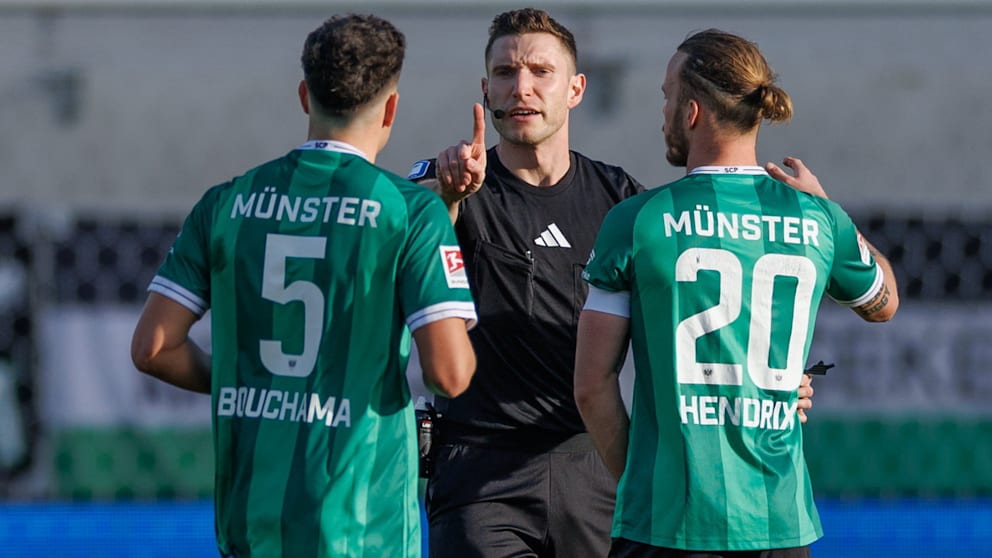 Keine Gnade! Die Preußen Yassine Bouchama (l.) und Kapitän Jorrit Hendrix (r.) versuchen vergeblich, Schiedsrichter Eric Weisbach die „Rote Karte“ für Abwehrchef Paul Jaeckel auszureden