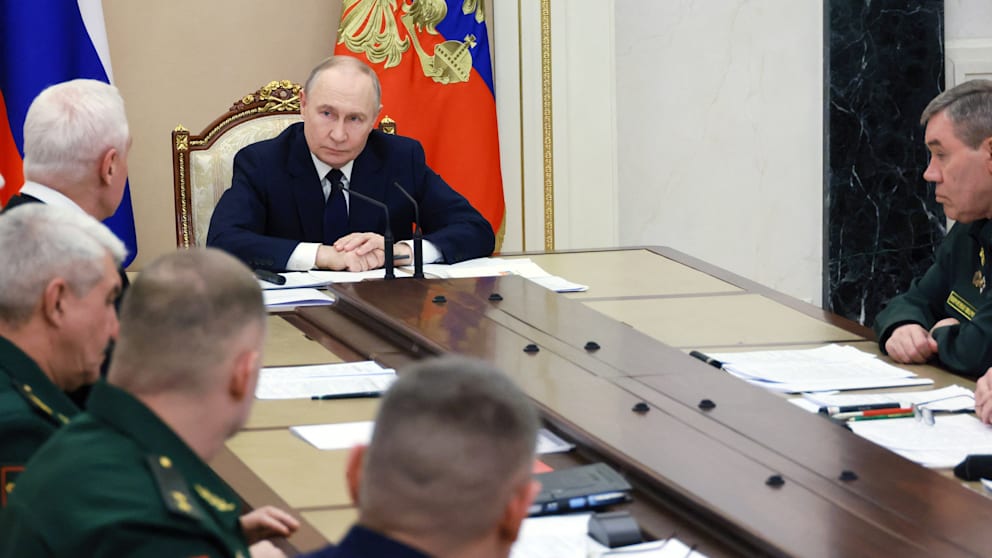 Kreml-Diktator Wladimir Putin (73) und seine Generäle