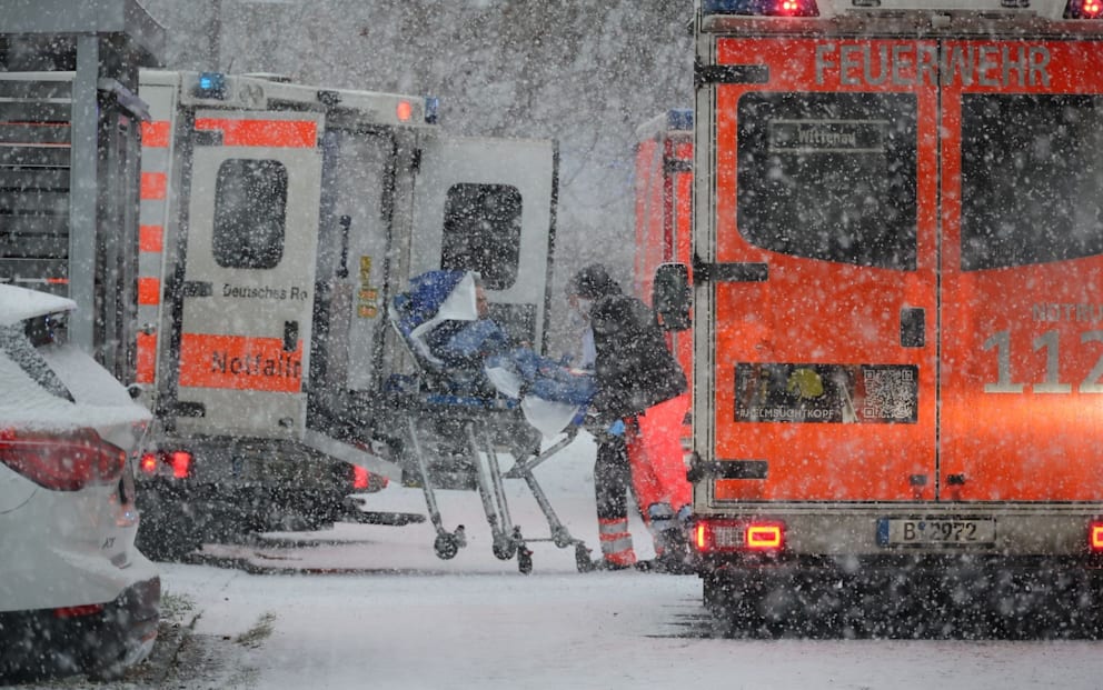 Wegen des Stromausfalls in Zehlendorf hat die Feuerwehr alle Hände voll zu tun, Patienten aus Pflegeheimen und anderen Einrichtungen zu bringen