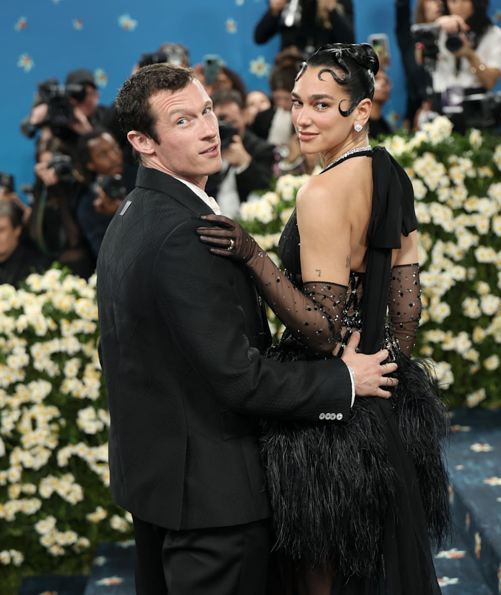 Callum Turner und Dua Lipa bewiesen auf der Met Gala im Mai schon Bond-Flair