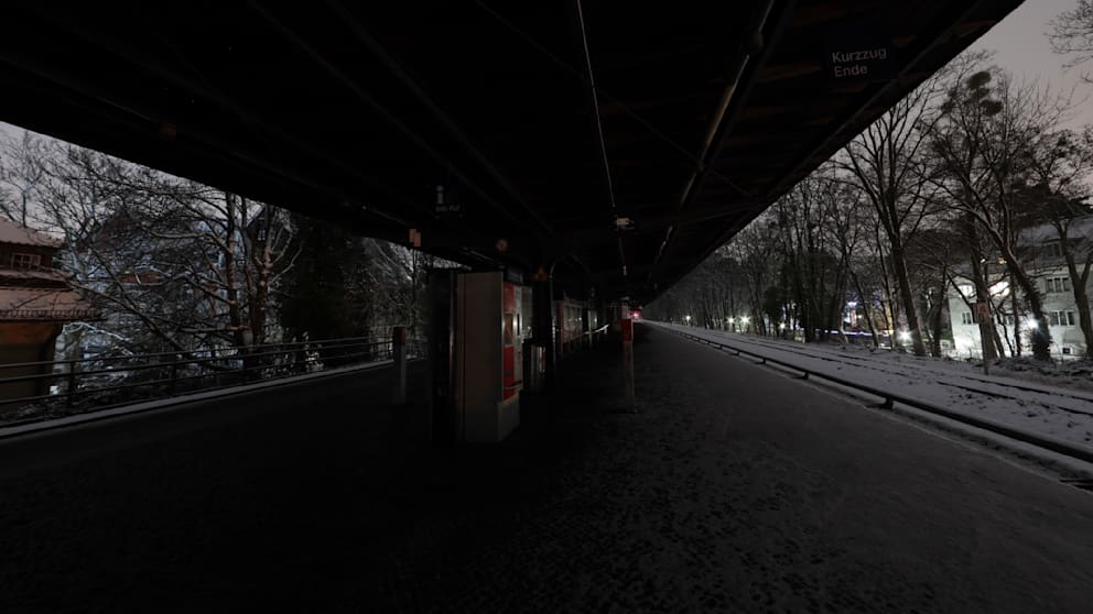 Der Stromausfall im Berliner Südwesten trifft auch den Bahnverkehr: In Berlin-Wannsee ist ein Stellwerk ausgefallen. Die Folge sind massive Einschränkungen im S-Bahn- und Regionalverkehr zwischen Berlin und Potsdam. Dazu sind die Bahnhöfe selbst ohne Stromversorgung