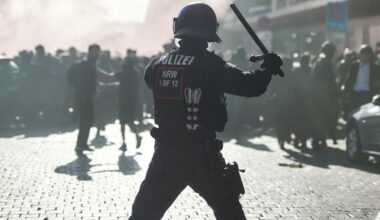 Migrantifa gegen Antifa: 1000 Polizisten müssen Linke vor Linken schützen | Regional