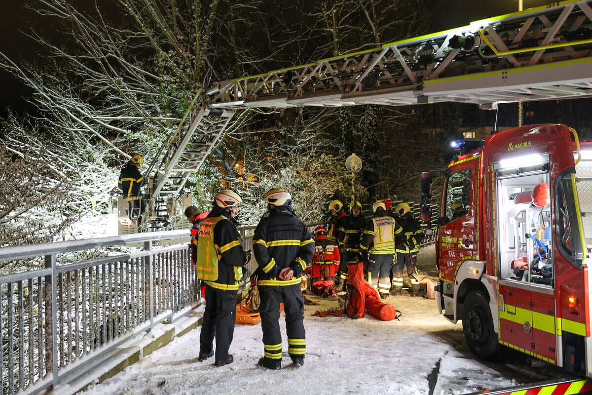 Frau will Katzen füttern und stürzt mehrere Meter in die Tiefe
