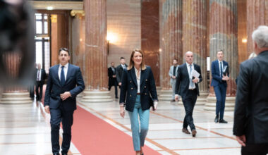 Einholung. Eintreffen der Präsidentin des Europäischen Parlaments Roberta Metsola