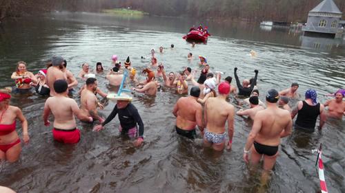 Neujahrsschwimmen am Itzenplitzer Weiher - SR.de