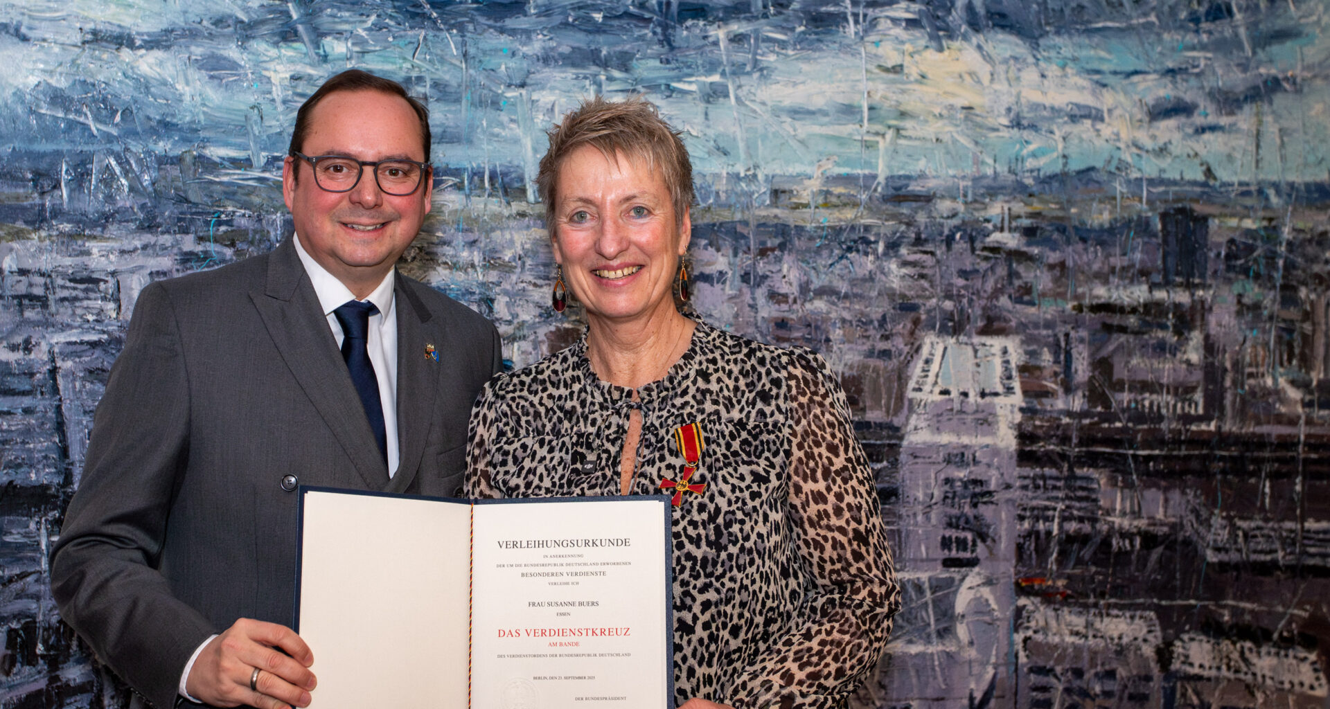 Oberbürgermeister übergibt Verdienstkreuz am Bande an Susanne Buers