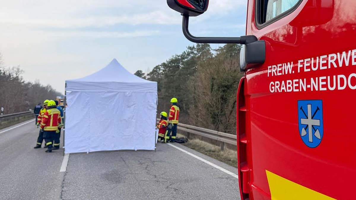 Frontalzusammenstoß auf der B35 bei Graben-Neudorf: Zwei Menschen gestorben, zwei schwer verletzt