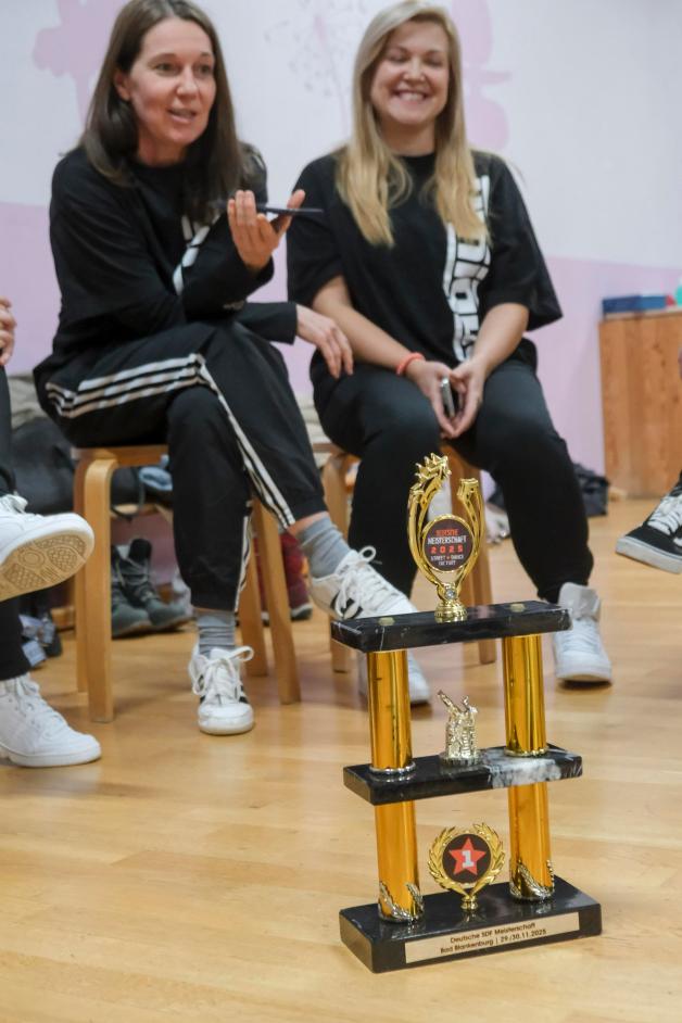 Große Freude: Im November hat Unique bei der Deutschen Meisterschaft den Titel verteidigt und den Pokal mit nach Osnabrück genommen.