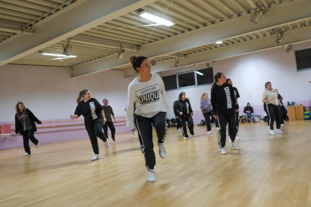 Nina (vorne) sagt: „Ich habe schon als Kind immer und überall getanzt.“