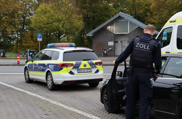 HZA-MS: Zollbeamte entdecken intimes Drogenversteck / Mann versteckt Heroin und Kokain ...