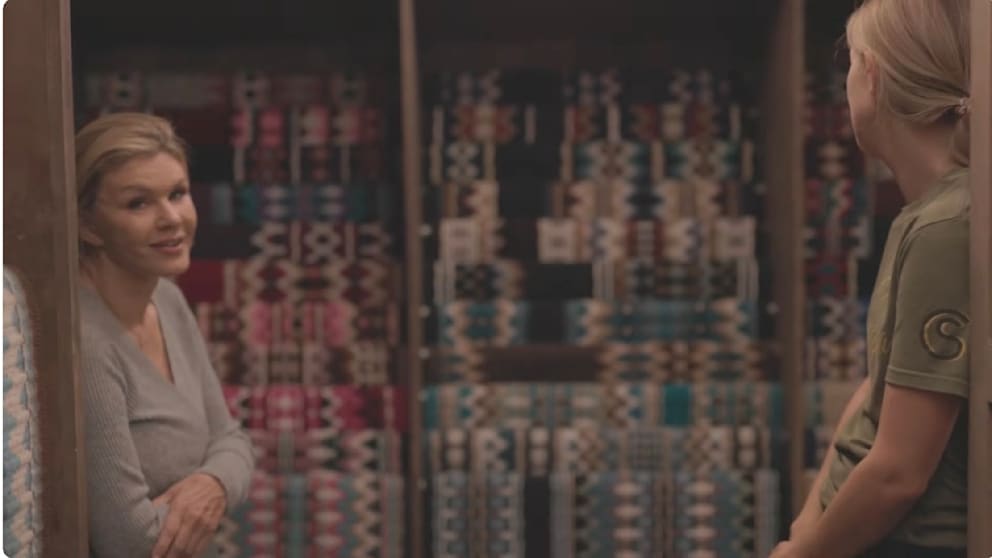 Teilen ihre Leidenschaft für Pferde: Mama Corinna (l.) und Tochter Gina (r.) zeigen in der Youtube-Episode, wie nahe sie sich stehen